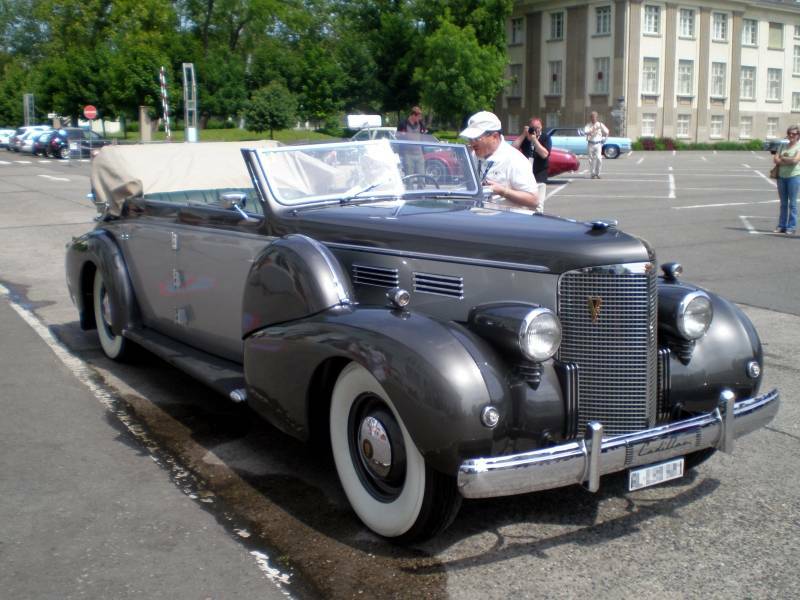 Mike Josephic presntes the CLC awards to the winners here the 38 caddy Swiss body car.JPG - Best Pre-War:1938 Cadillac Series 75 Convertible